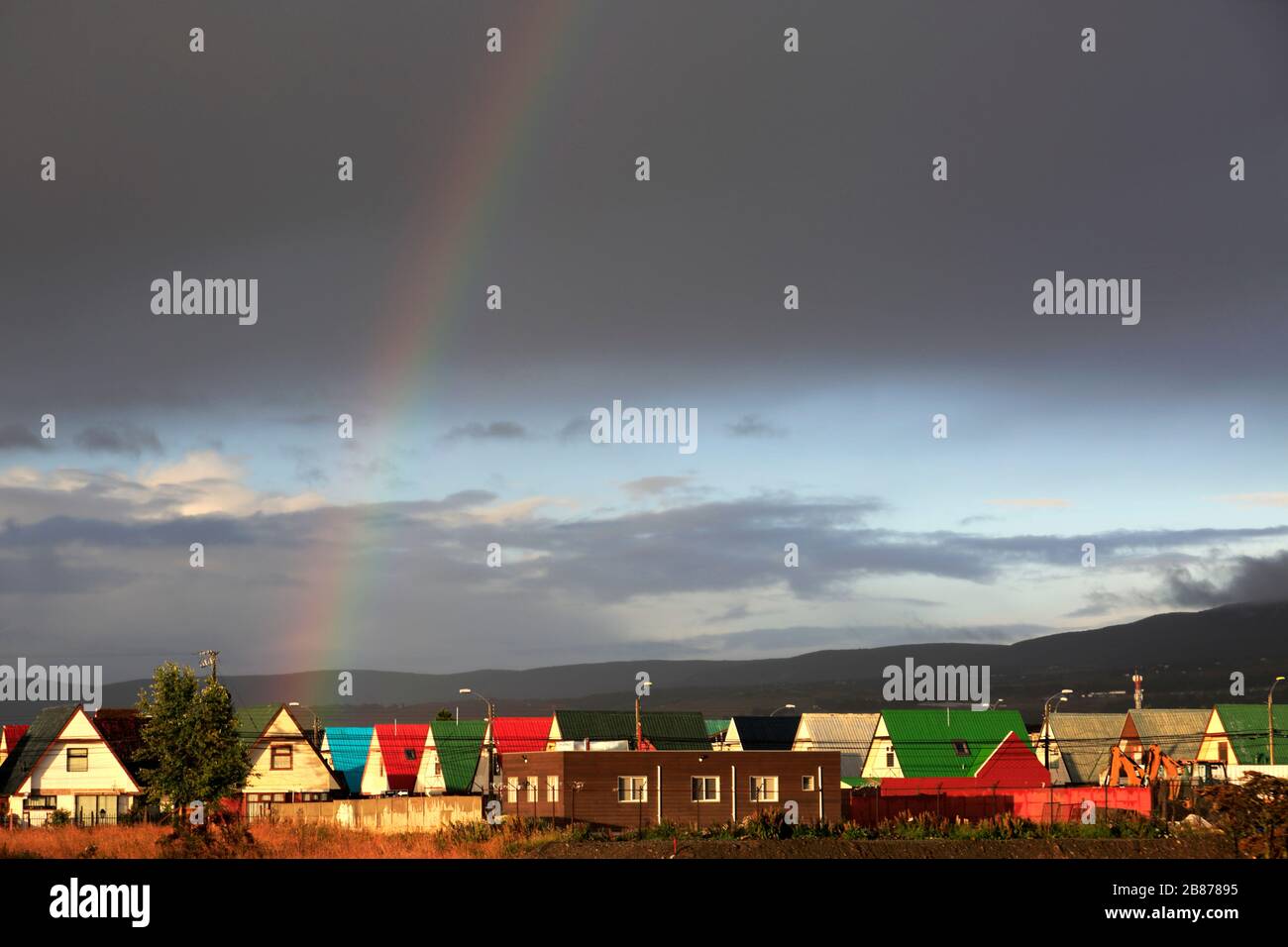Rainbow au-dessus de la ville de Punta Arenas, Patagonia, Chili, Amérique du Sud Banque D'Images