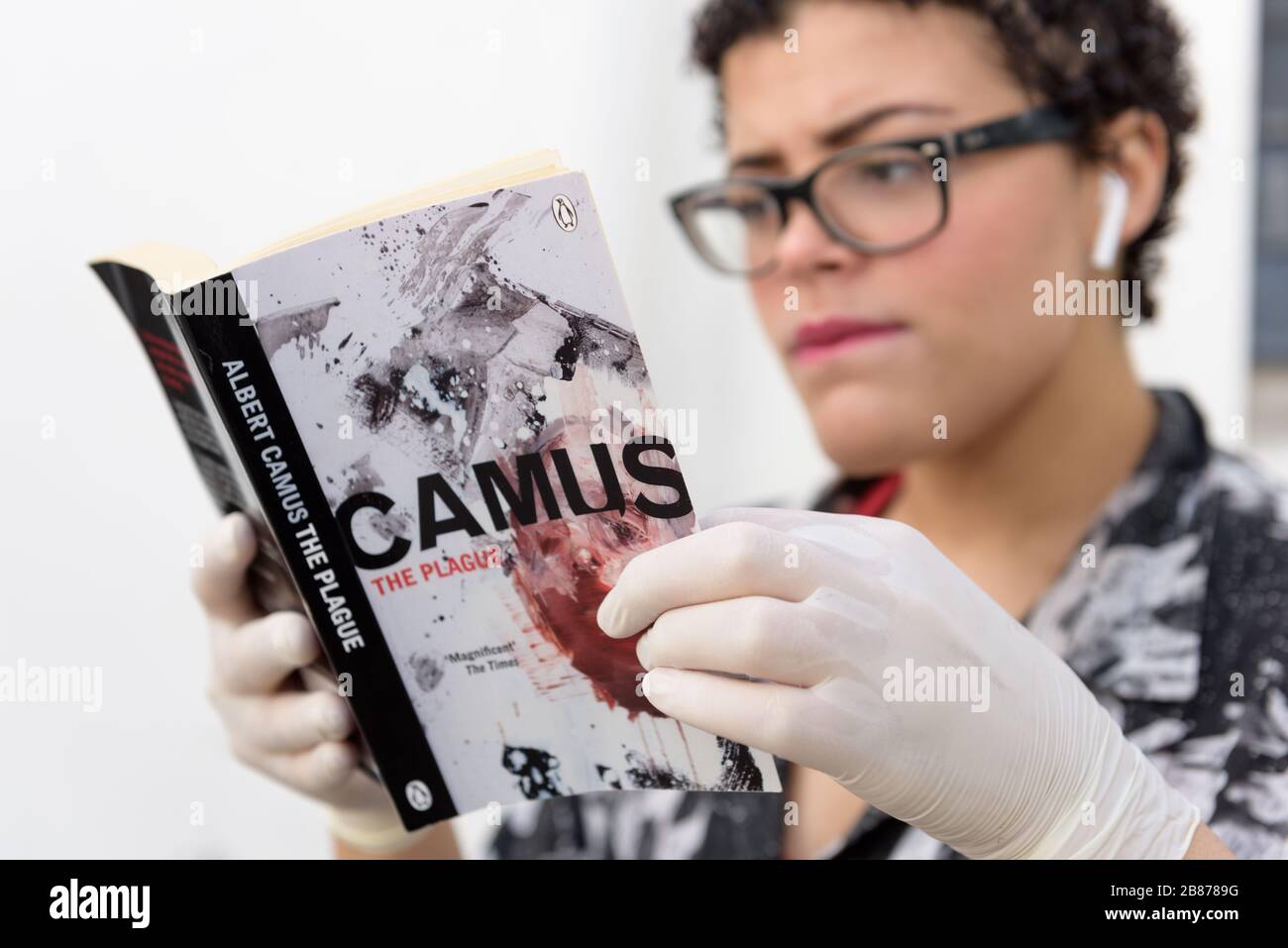 Le roman du philosophe existentiel et absurdiste Albert Camus, la peste, connaît une renaissance dans la pandémie mondiale de Coronavirus de 2020 Banque D'Images