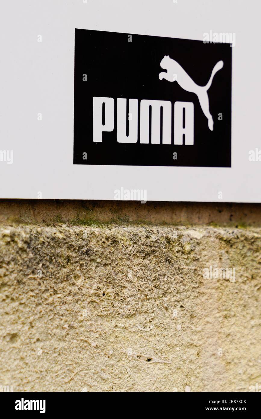 puma store logo