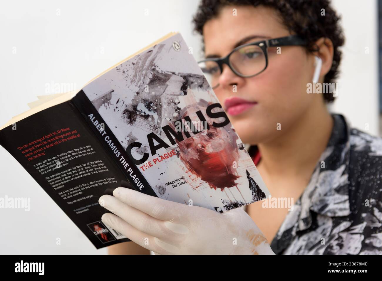 Le roman du philosophe existentiel et absurdiste Albert Camus, la peste, connaît une renaissance dans la pandémie mondiale de Coronavirus de 2020 Banque D'Images
