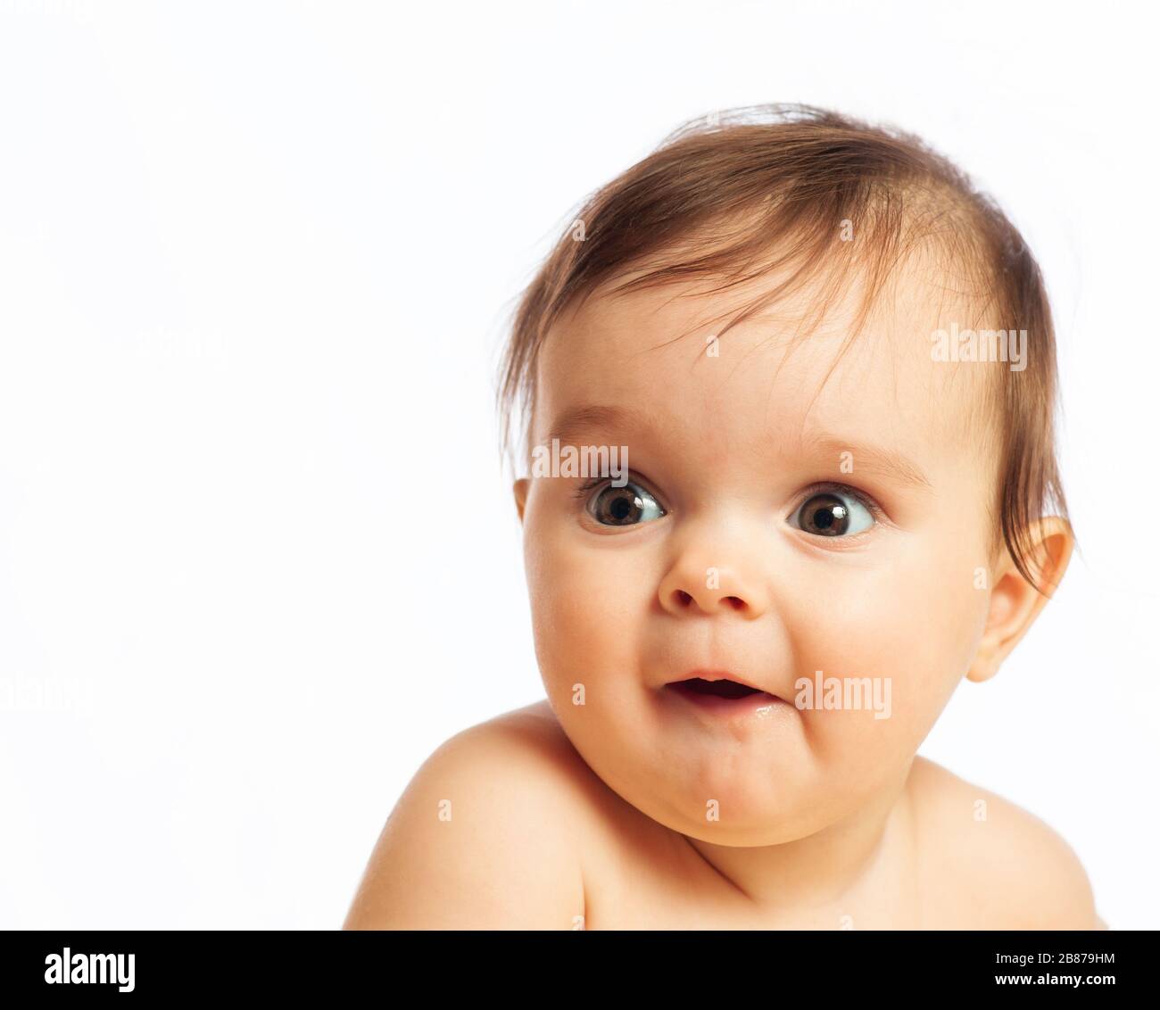 Gros Plan Portrait D Une Curieuse Belle Fille A Grands Yeux Sur Un Fond Blanc Le Concept D Un Joli Bebe Drole Lieu De Publicite Des Enfants Photo Stock Alamy
