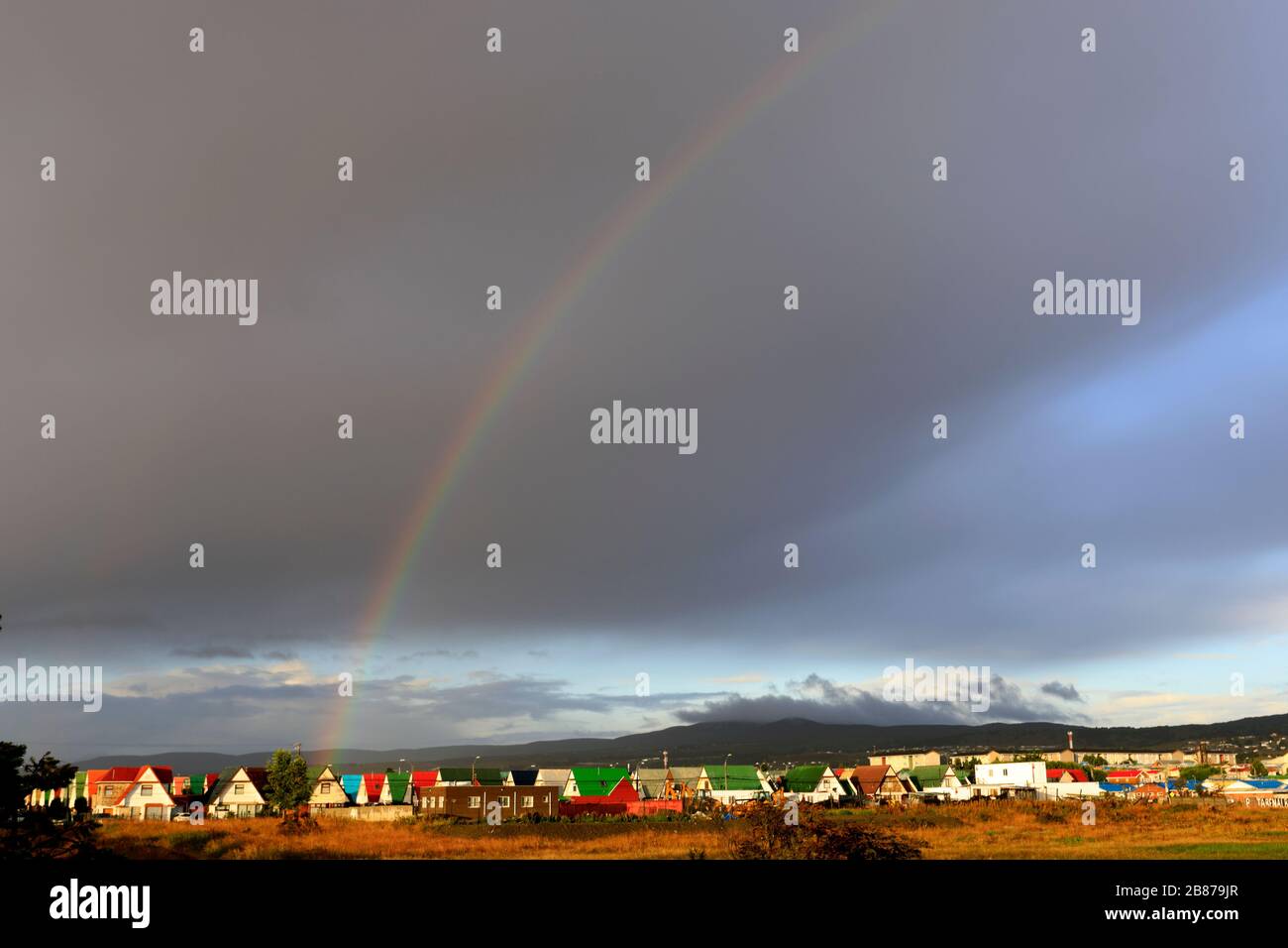 Rainbow au-dessus de la ville de Punta Arenas, Patagonia, Chili, Amérique du Sud Banque D'Images