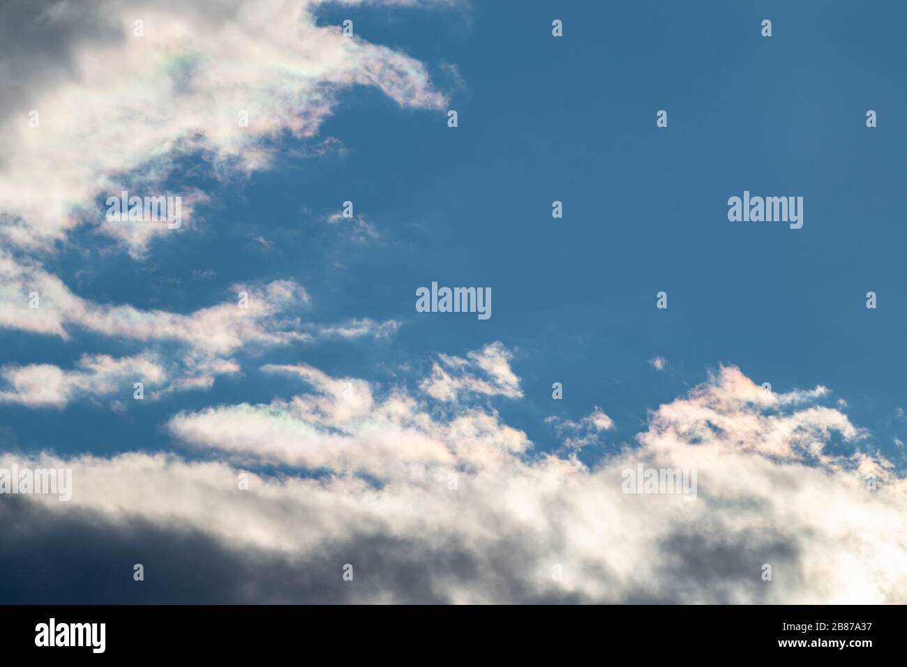 Ciel spectaculaire nuages vue texture arrière-plan. Coucher de soleil haute vue panoramique superposé ciel bleu nuageux Banque D'Images