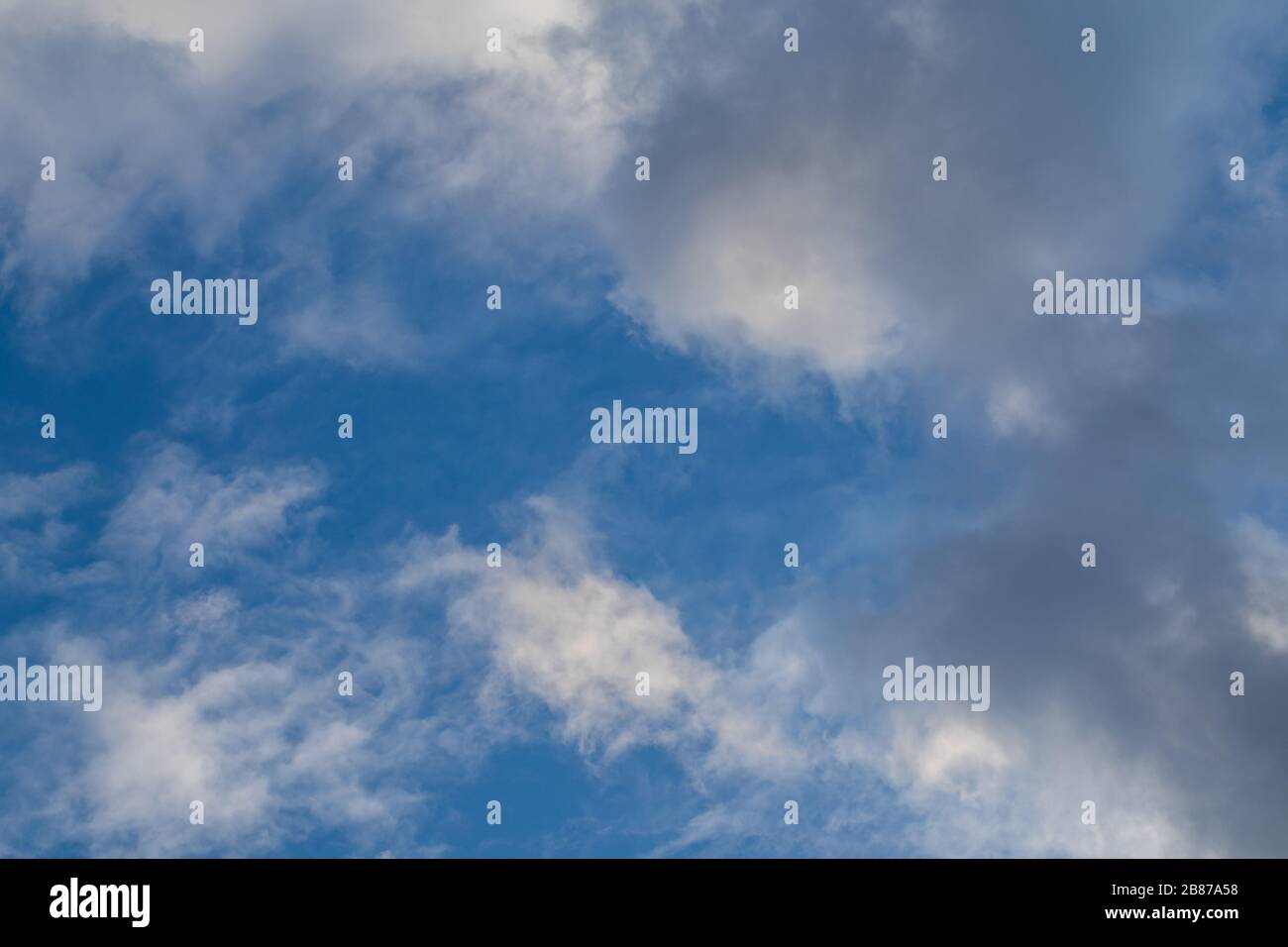 Ciel spectaculaire nuages vue texture arrière-plan. Coucher de soleil haute vue panoramique superposé ciel bleu nuageux Banque D'Images