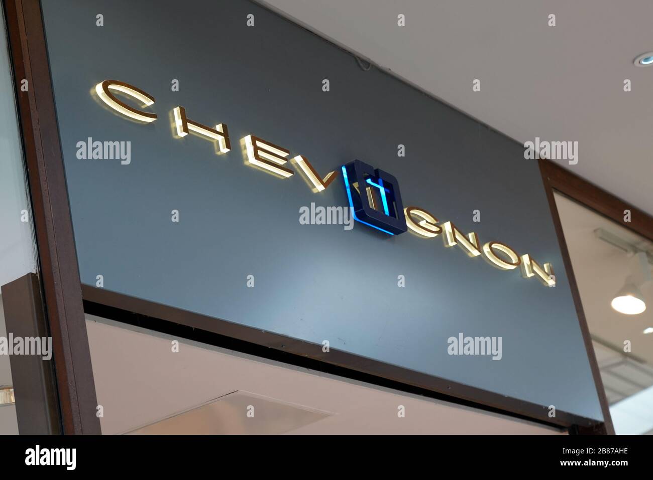 Bordeaux , Aquitaine / France - 09 23 2019 : magasin de Chevignon logo  magasin avant de mode français pour hommes vêtements Photo Stock - Alamy