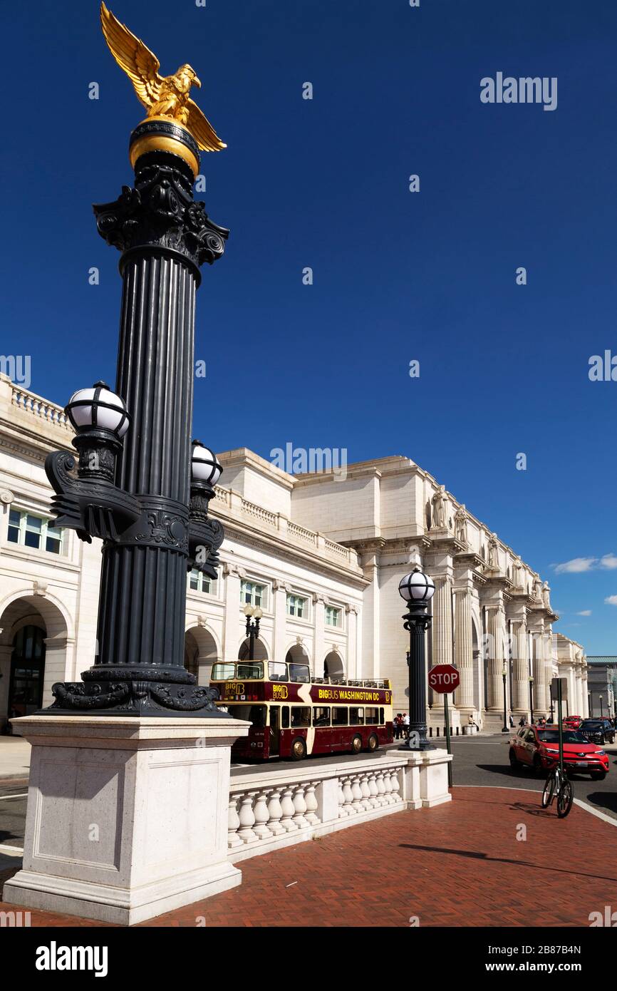 Pilier à tête d'aigle à l'extérieur de Union Station à Washington DC, États-Unis. La gare a été conçue par l'architecte Daniel H. Burnham. Banque D'Images