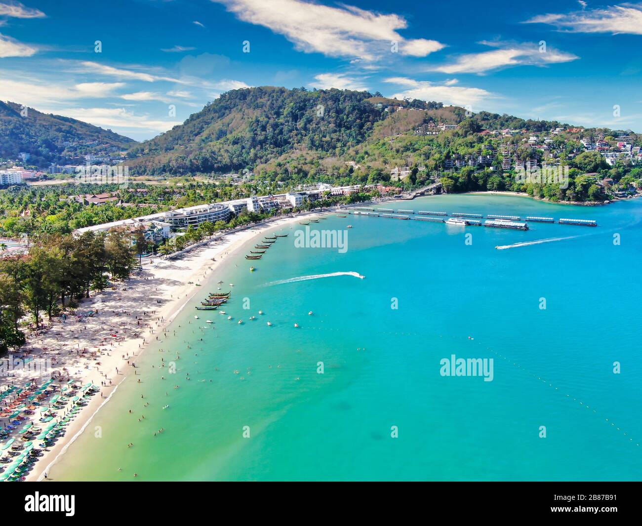 Vue aérienne avec le drone. Touristes à la plage de Patong sur l'île de Phuket, Thaïlande. Magnifique paysage Hat Patong Beach. Banque D'Images