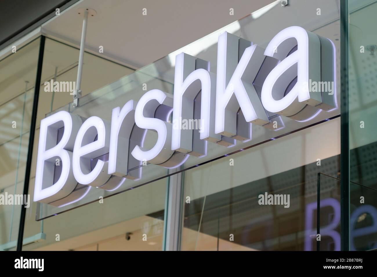 Bordeaux , Aquitaine / France - 10 17 2019 : Bershka signe boutique  vêtements magasin logo marque groupe espagnol Photo Stock - Alamy