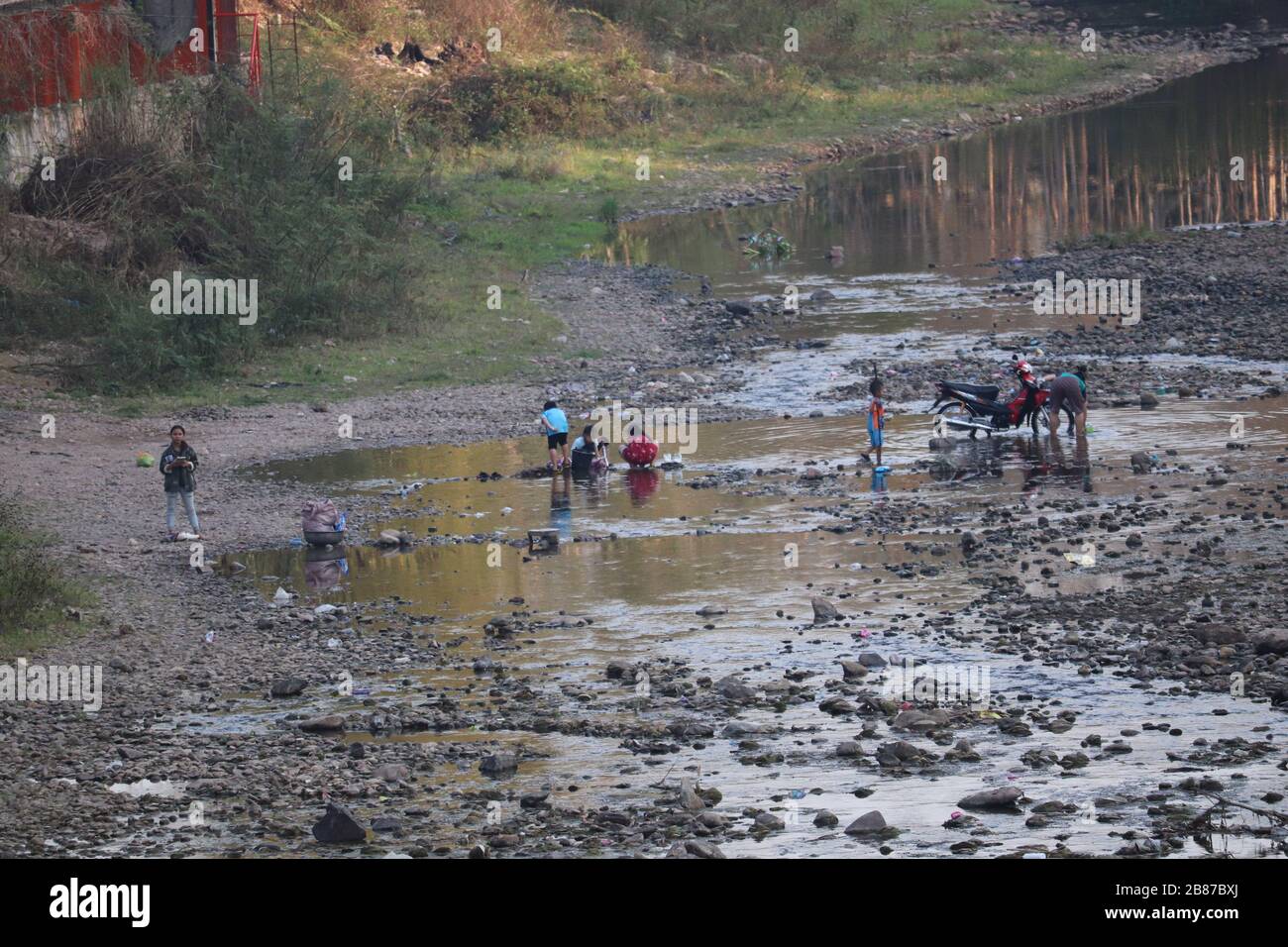 VILLAGES LAVER LEURS VÊTEMENTS DANS LA RIVIÈRE PRÈS DE LA VILLE DE MUANG SING, LUANG NAMTHA PROVINCE, NORD DU LAOS. Banque D'Images