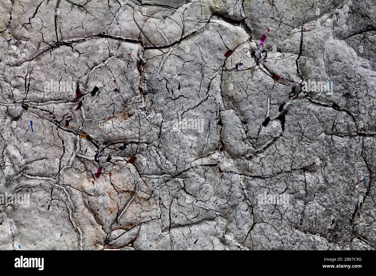 Texture de surface avec peinture blanche et fissures sur la paroi en béton avec structure de surface solide. Pour les arrière-plans abstraits. Allemagne Banque D'Images