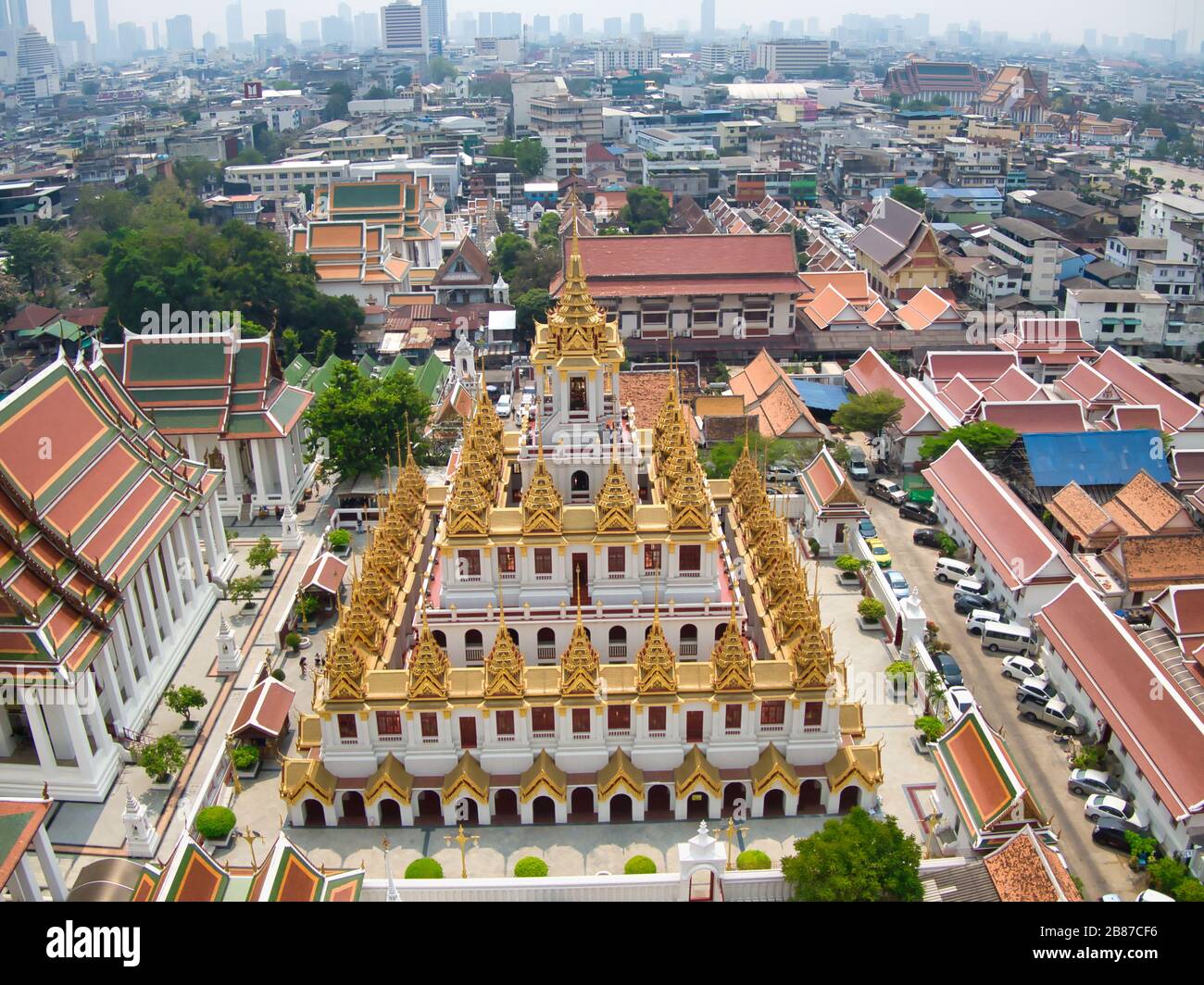 Vue aérienne avec le drone. Wat Ratchanatdaram et Loha Prasat Metal Castle au crépuscule, Landmark de Bangkok Thaïlande. Banque D'Images