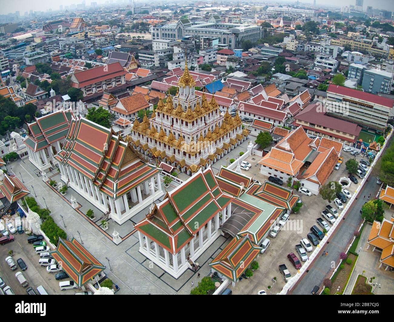Vue aérienne avec le drone. Wat Ratchanatdaram et Loha Prasat Metal Castle au crépuscule, Landmark de Bangkok Thaïlande. Banque D'Images
