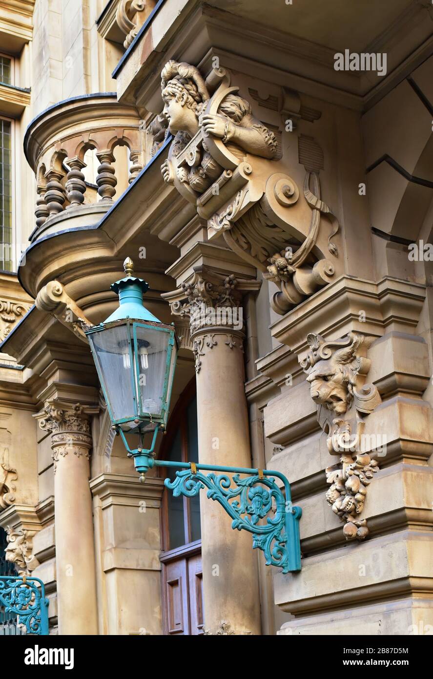 Détail d'une façade d'un vieux bâtiment à Düsseldorf, Allemagne, avec décoration chérib femelle et lanterne en métal turquoise devant. Banque D'Images