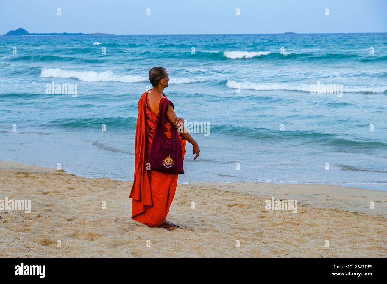 Nilaveli, Sri Lanka - février 2020: Moine bouddhiste à la plage de Nilaveli le 18 février 2020 à Nilaveli, Sri Lanka. Banque D'Images