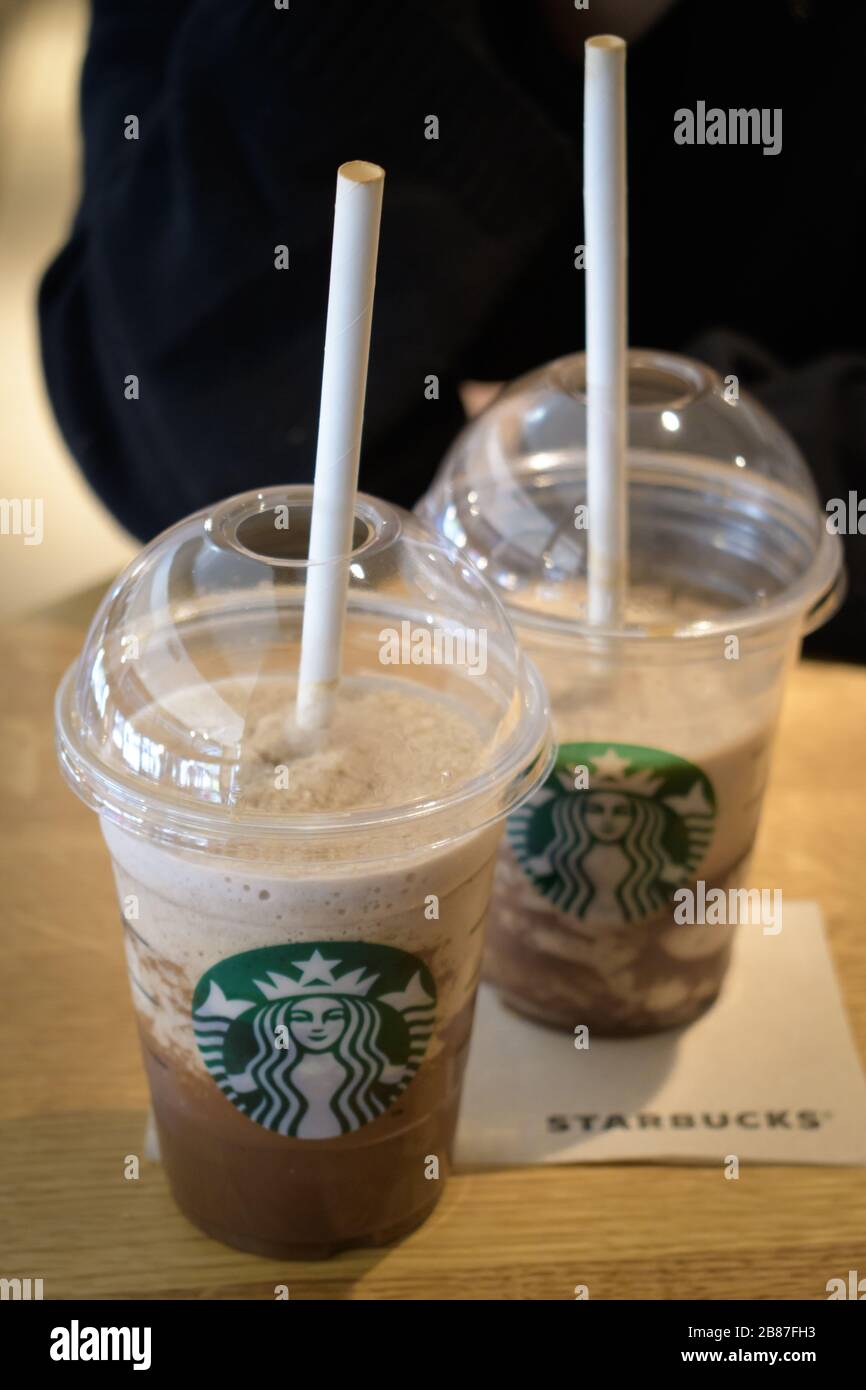 Athènes, Grèce - 29 février 2020: Pailles en papier au café Starbucks remplaçant le plastique Banque D'Images