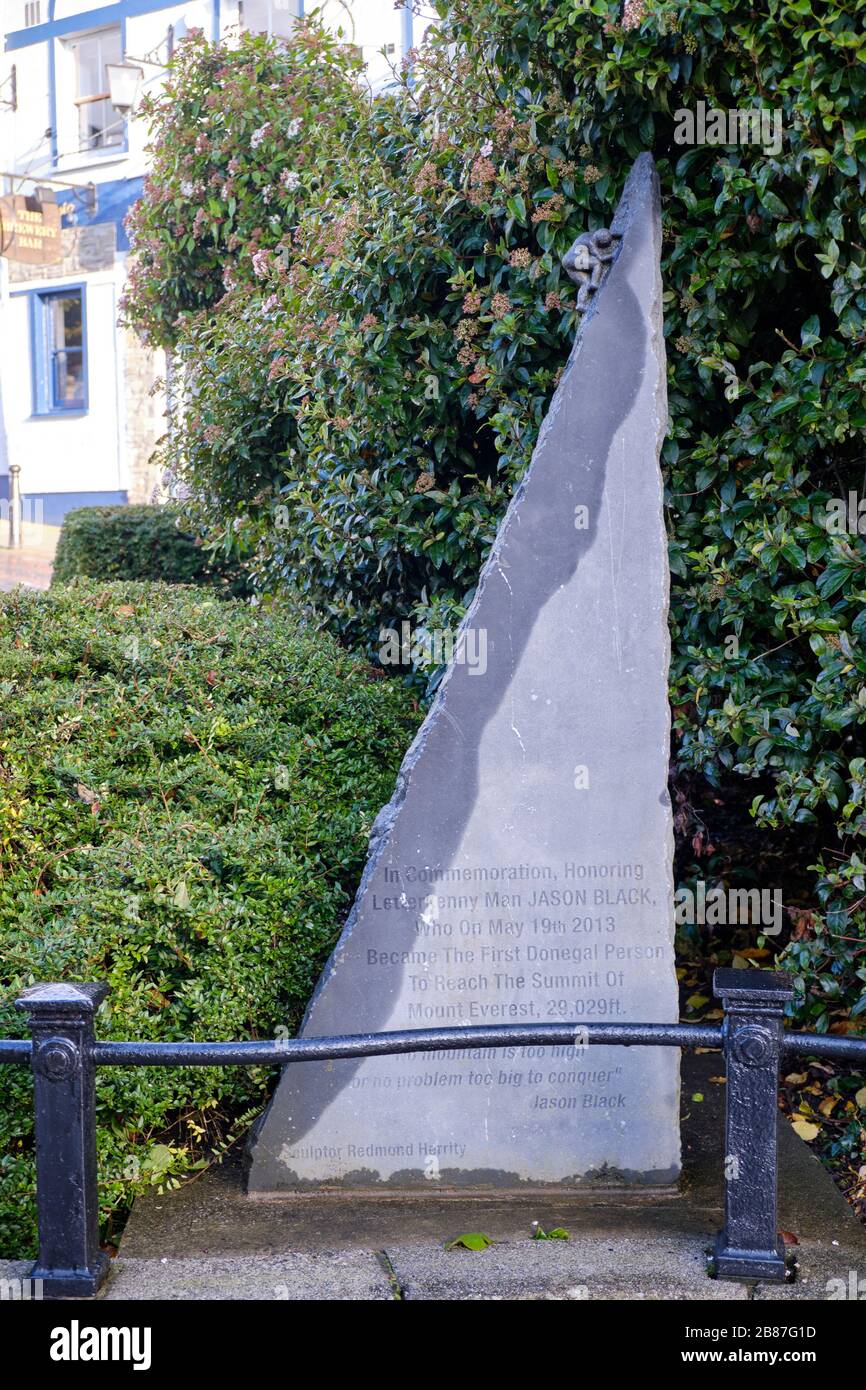 Plaque et sculpture honorant Jason Black à Letterkenny en Irlande Banque D'Images