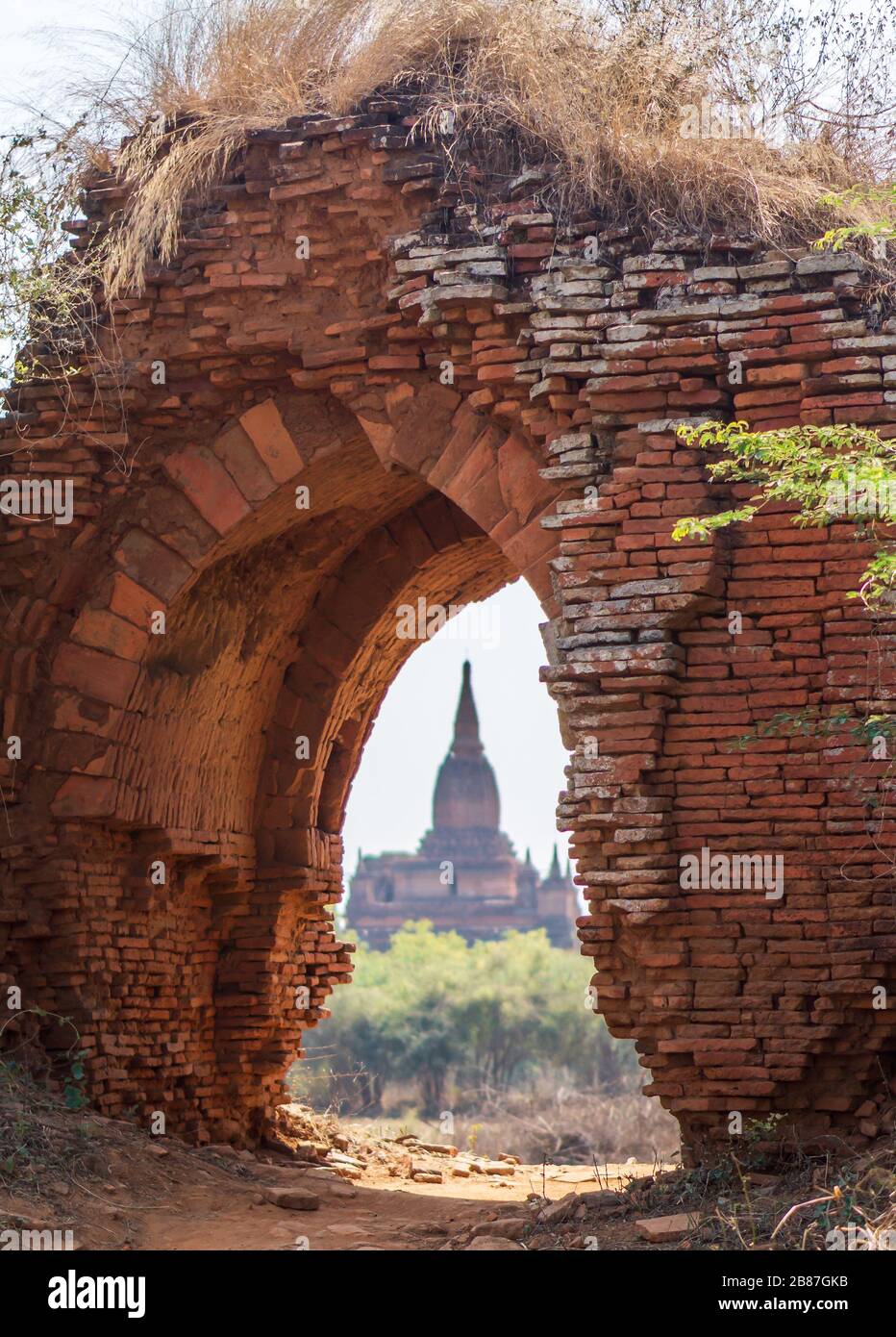 Découverte de pagodes et de temples secrets et magiques en voyageant à Bagan, au Myanmar. Banque D'Images