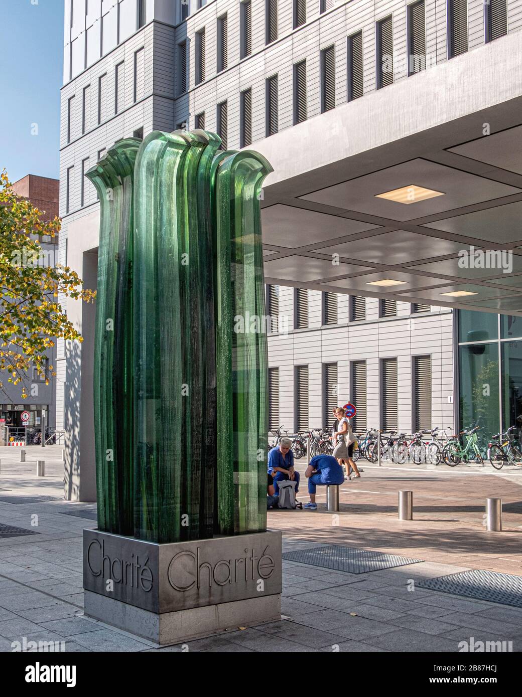 Berlin, Mitte .sculpture en verre à l'entrée du bâtiment Charite centenaire sur le campus de l'hôpital Charité, Banque D'Images