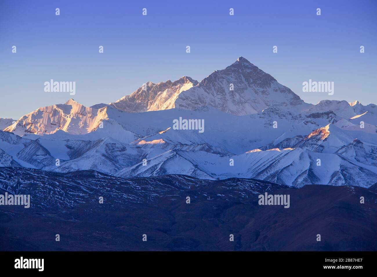 Vue sur le mont Everest au lever du soleil depuis le Tibet Banque D'Images