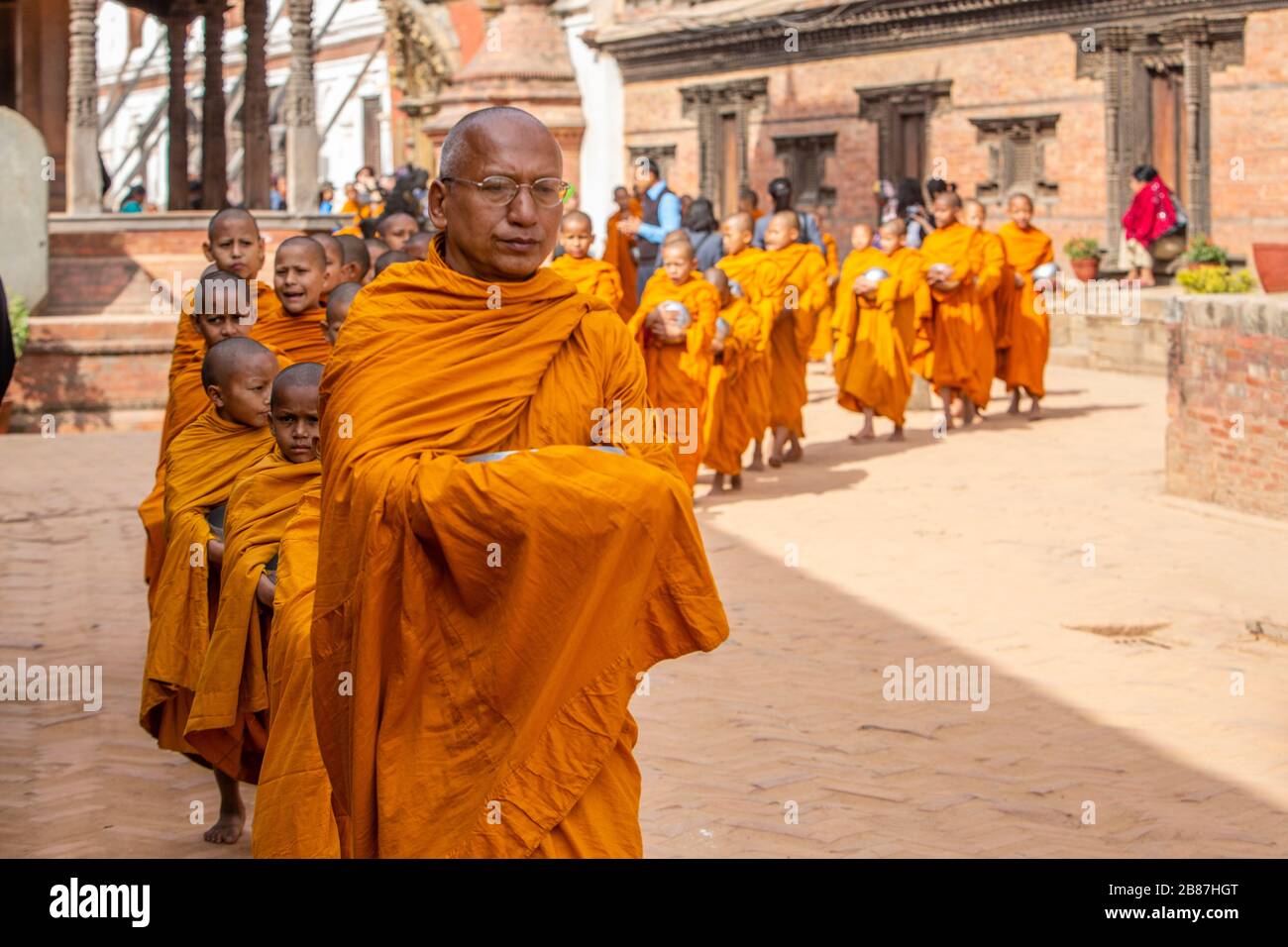 Procession de moines à Bhaktapur, Népal Banque D'Images