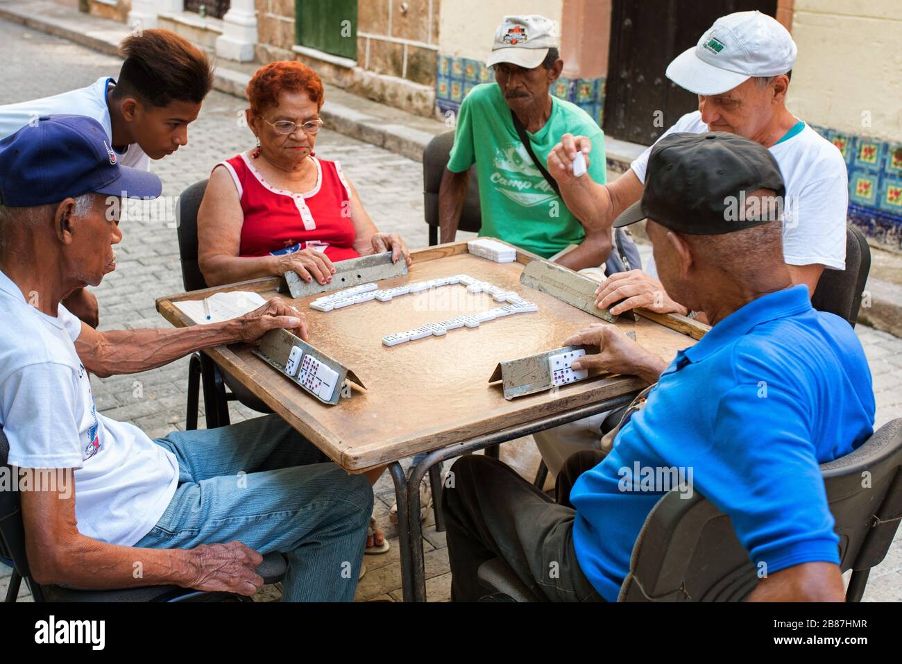 Les personnes âgées jouant au jeu domino dans la rue de la vieille Havane Cuba Banque D'Images