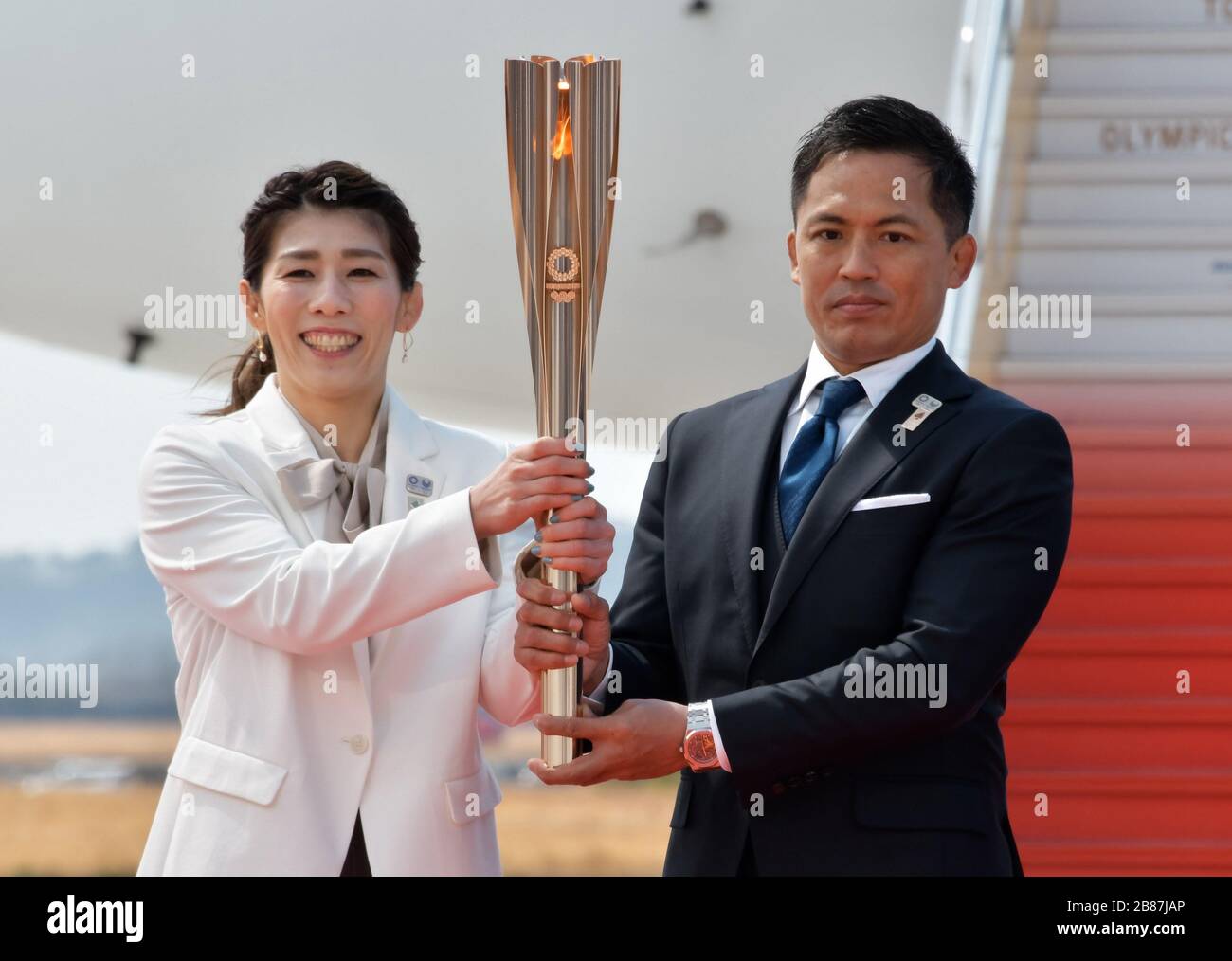 Les médaillés d'or aux Jeux olympiques de trois fois Tadahiro Nomura(L) et Saori Yoshida portent la torche olympique lors de la cérémonie d'arrivée de la flamme olympique à la Force aérienne japonaise d'autodéfense (JASDF) Matsushima base à Higashi-Matsushima, préfecture de Miyagi, Japon, le vendredi 20 mars 2020. Photo de Keizo Mori/UPI Banque D'Images
