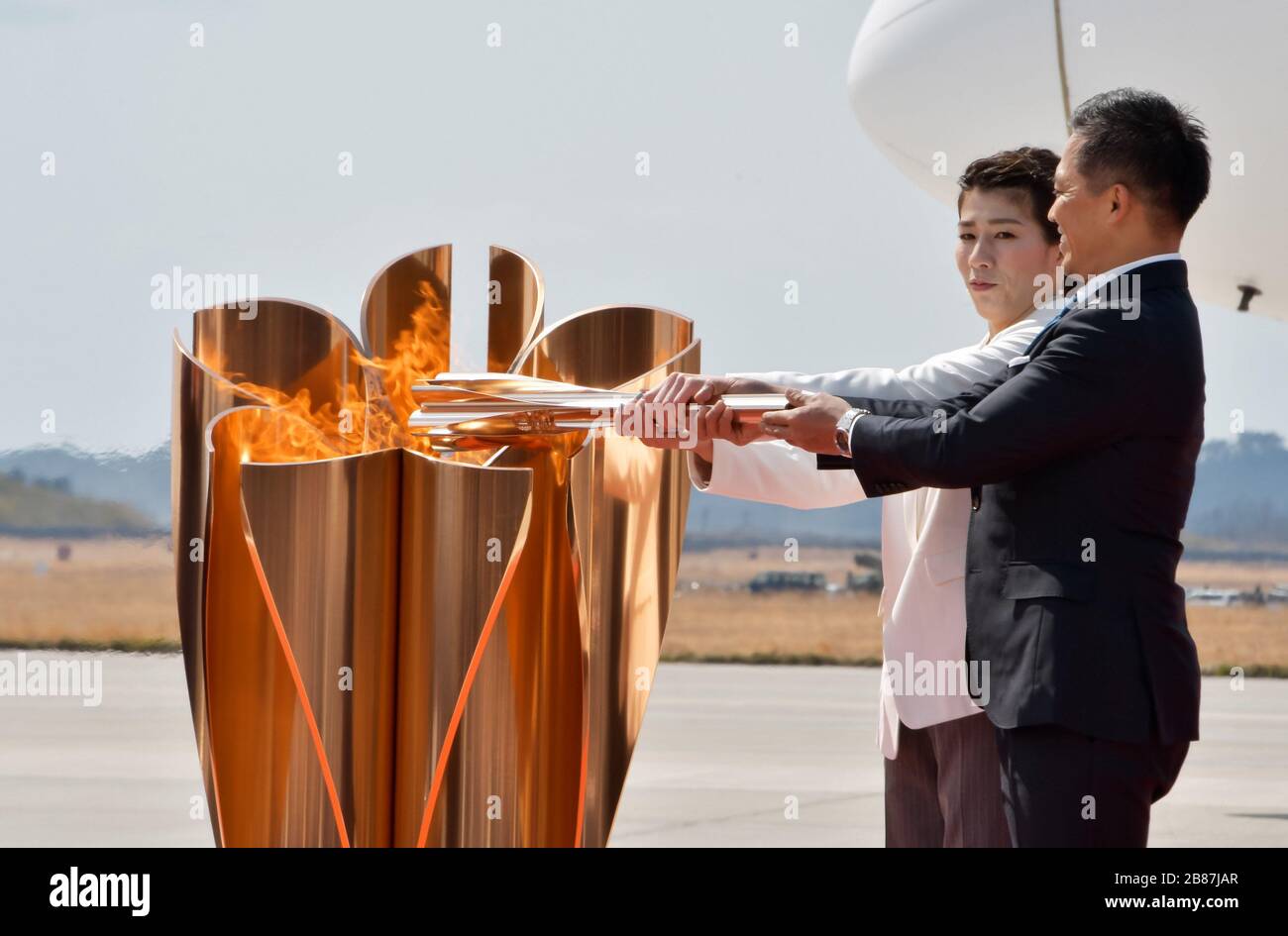 Tadahiro Nomura(R) et Saori Yoshida, trois fois médaillés d'or olympique, éclairent la torche lors de la cérémonie d'arrivée de la flamme olympique à la Force aérienne japonaise d'autodéfense (JASDF) Matsushima base à Higashi-Matsushima, préfecture de Miyagi, Japon, le vendredi 20 mars 2020. Photo de Keizo Mori/UPI Banque D'Images