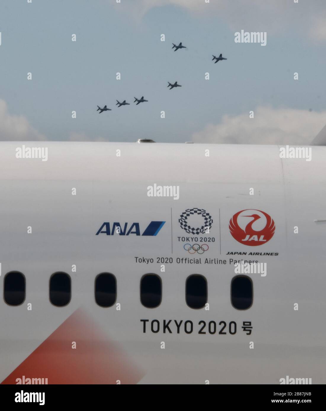 Higashimatsushima, Japon. 20 mars 2020. L'équipe aérobatique de la Force aérienne japonaise d'autodéfense « Blue-Impulse » se produit lors de la cérémonie d'arrivée de la flamme olympique à la Force aérienne d'autodéfense du Japon (JASDF) Matsushima base à Higashi-Matsushima, préfecture de Miyagi, au Japon, le vendredi 20 mars 2020. Photo de Keizo Mori/UPI crédit: UPI/Alay Live News Banque D'Images