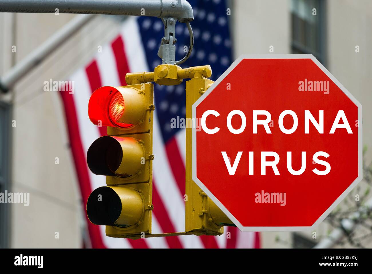 Composite montrant le signe d'avertissement du virus corona devant le feu stop rouge et le drapeau des États-Unis, concept de restriction de voyage Banque D'Images