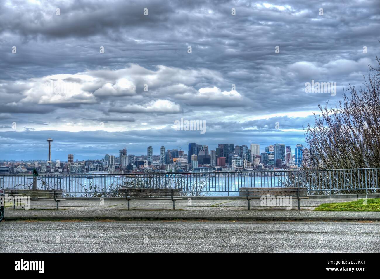 Version artistique des nuages de tempête au-dessus de la ville de Seattle. Banque D'Images