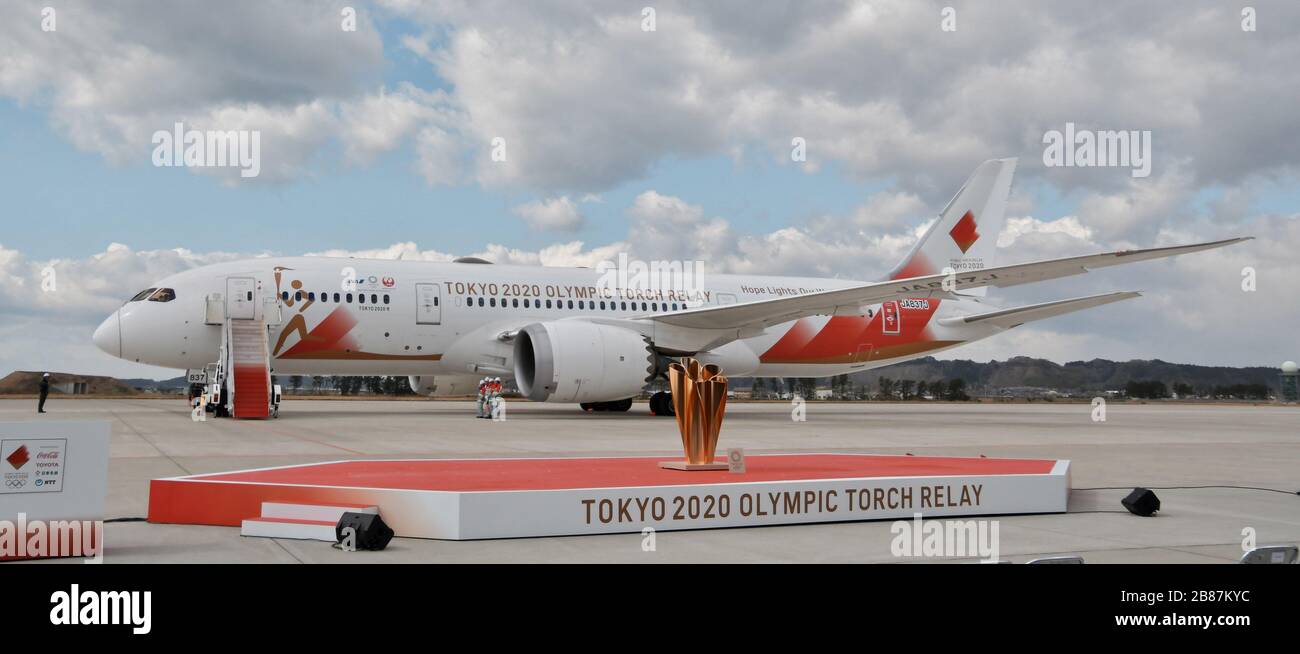 Un avion spécial "Tokyo 2020 Go" est vu rouler après la terre sur la Force aérienne japonaise d'autodéfense (JASDF) Matsushima base à Higashi-Matsushima, préfecture de Miyagi, Japon, vendredi 20 mars 2020. Photo de Keizo Mori/UPI Banque D'Images