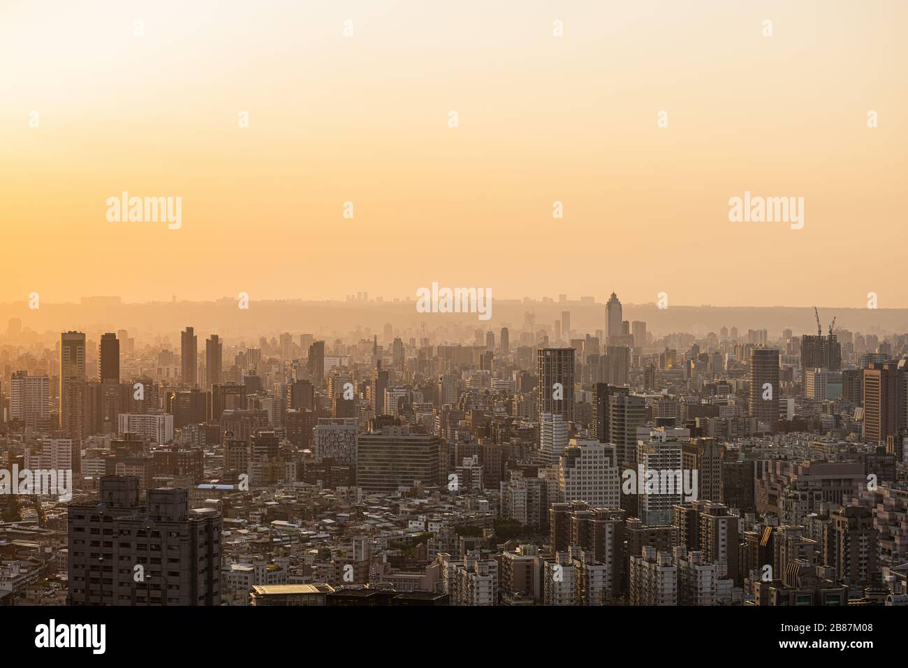 Vue d'en haut, superbe coucher de soleil sur la ville de Taipei. Vue panoramique depuis le mont Elephant à Taipei, Taiwan. Banque D'Images