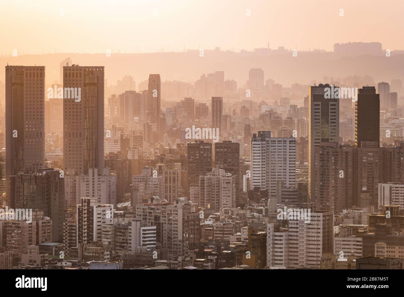 Vue d'en haut, superbe coucher de soleil sur la ville de Taipei. Vue panoramique depuis le mont Elephant à Taipei, Taiwan. Banque D'Images