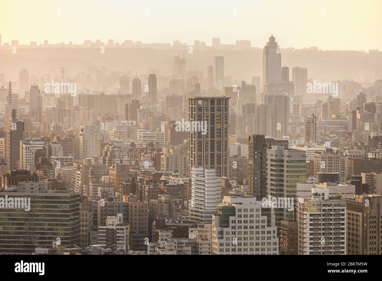 Vue d'en haut, superbe coucher de soleil sur la ville de Taipei. Vue panoramique depuis le mont Elephant à Taipei, Taiwan. Banque D'Images