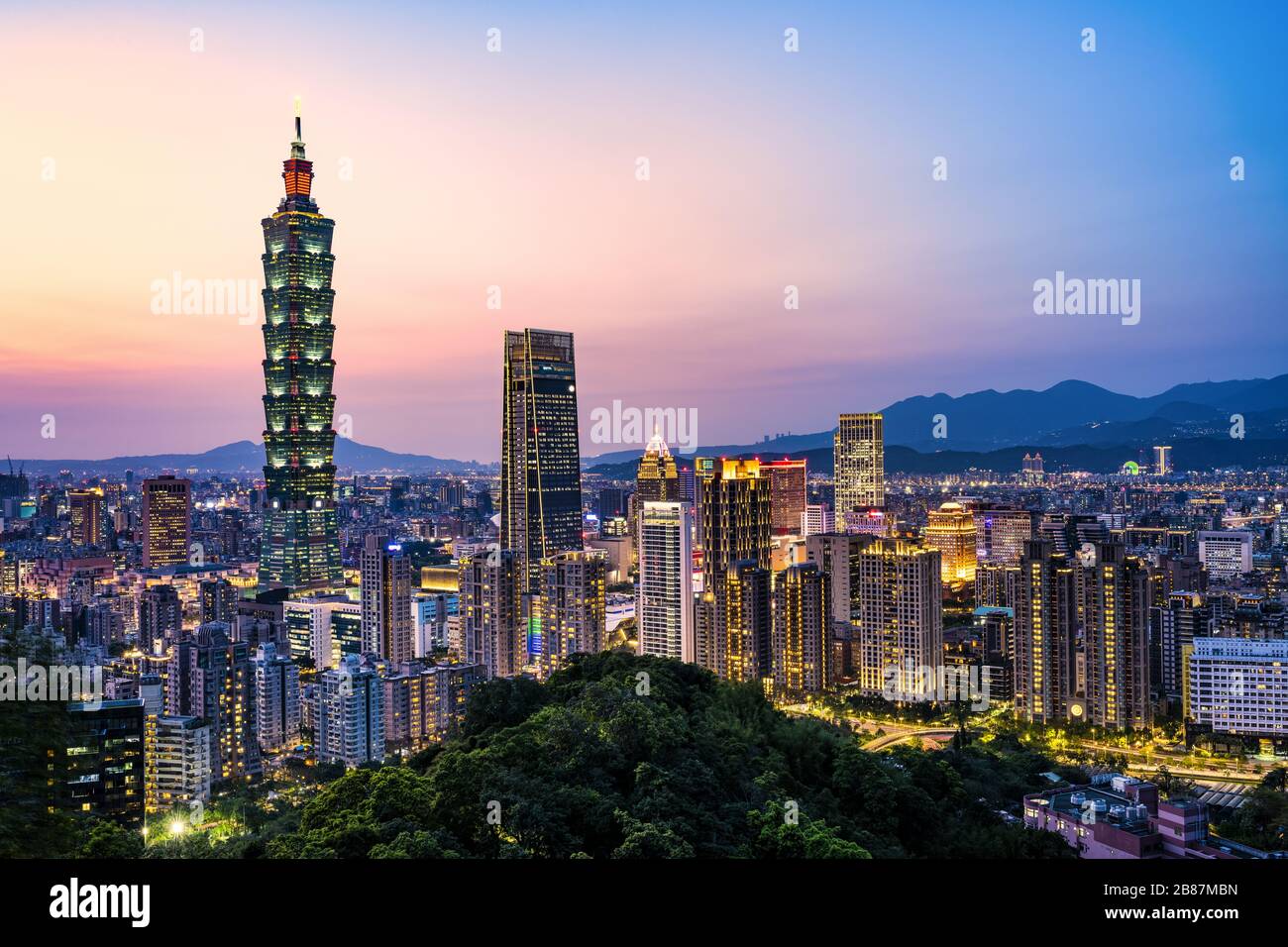 Vue d'en haut, vue imprenable sur la ville de Taipei illuminée pendant un beau coucher de soleil. Vue panoramique depuis le mont Elephant à Taipei. Banque D'Images