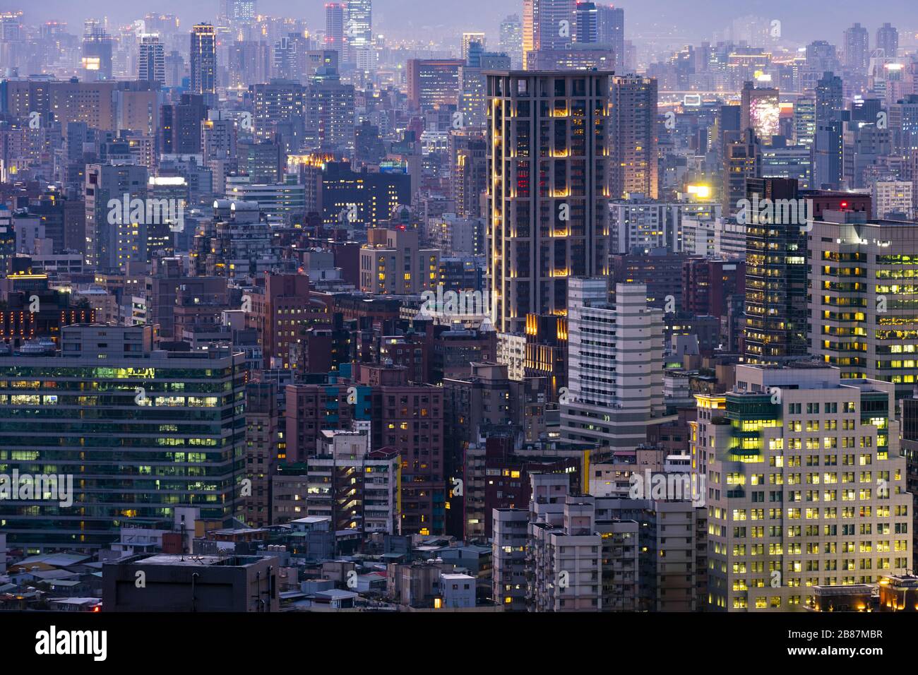 Vue d'en haut, vue imprenable sur la ville de Taipei illuminée pendant un beau coucher de soleil. Vue panoramique depuis le mont Elephant à Taipei. Banque D'Images