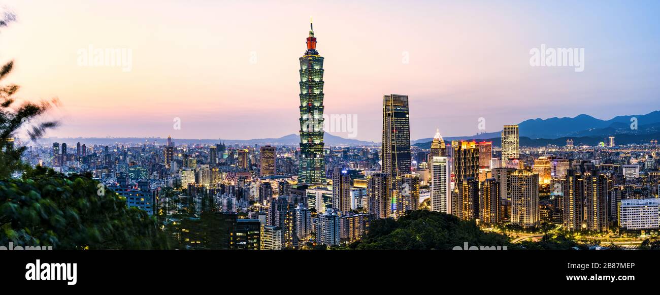 Vue d'en haut, vue imprenable sur la ville de Taipei illuminée pendant un beau coucher de soleil. Vue panoramique depuis le mont Elephant à Taipei. Banque D'Images