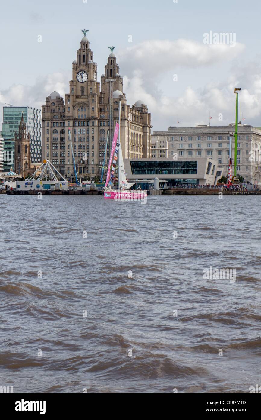 Le yacht Liverpool 2018 au bord de l'eau de Liverpool pendant la Parade de Sail au début de la Clipper 2017-18 Round the World Yacht Race Banque D'Images