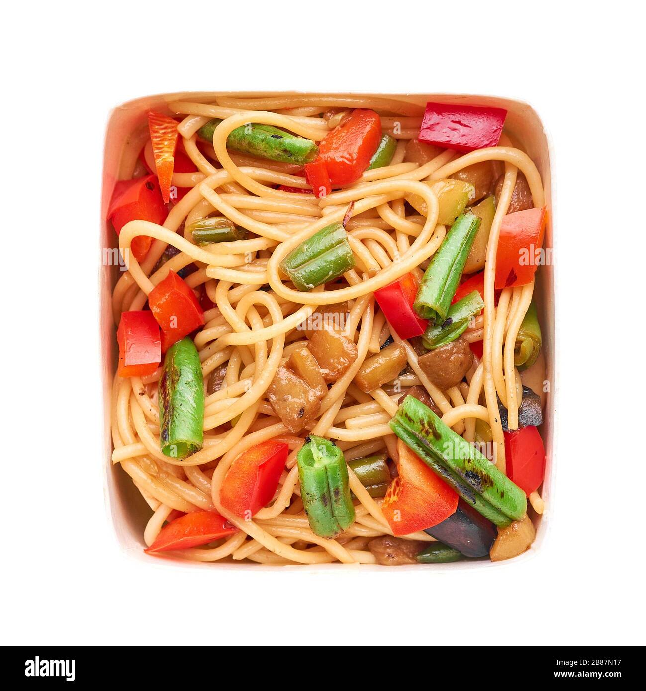 Pâtes végétales Spaghetti en éco-tasse isolées sur blanc. De superbes pâtes Fast-food dans une tasse à emporter en papier. Plat végétarien italien Banque D'Images