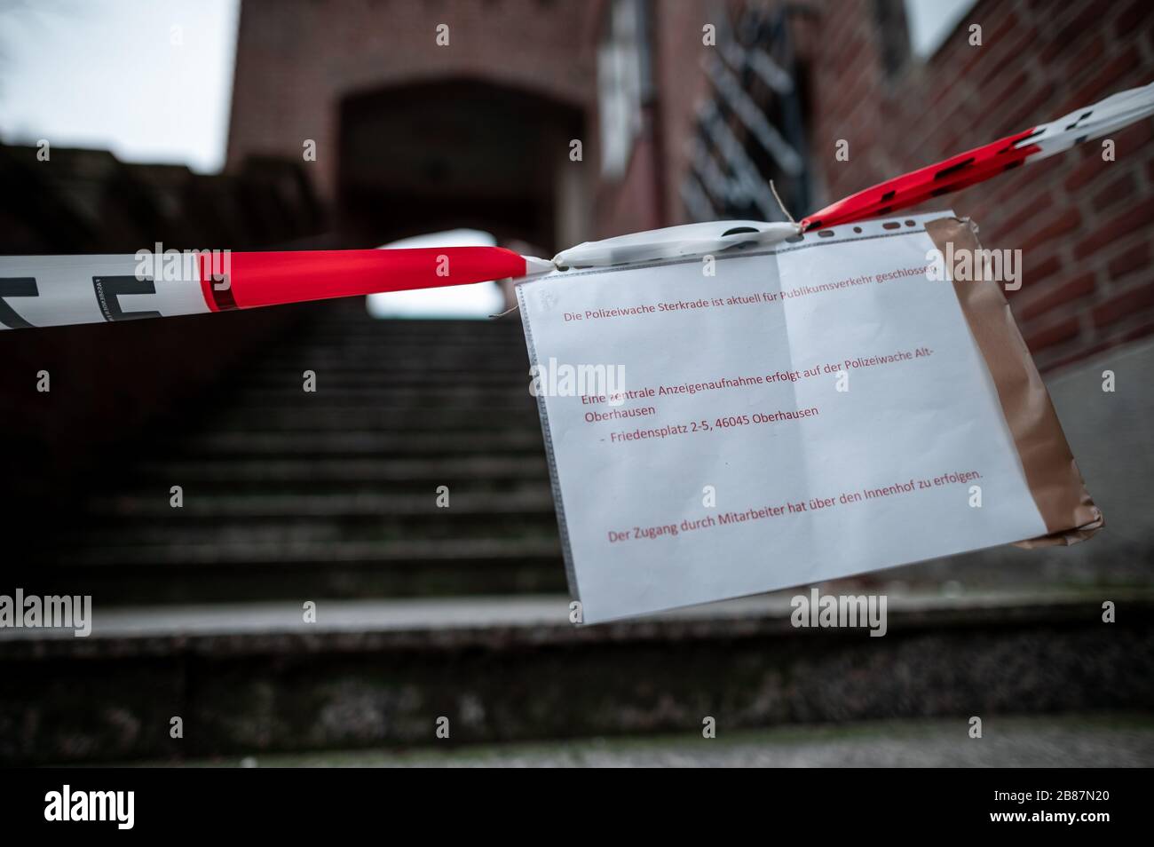 Oberhausen, Allemagne. 20 mars 2020. Une bande de fluttrage et un signe indiquent qu'elle est fermée. Le poste de police d'Oberhausen Sterkrade est fermé pour la "circulation publique". La police tente de réduire au minimum le risque d'infection pour les visiteurs et les fonctionnaires. Les effets de la pandémie de coronavirus se font sentir partout dans la ville. Crédit: Fabian Strauch/dpa/Alay Live News Banque D'Images