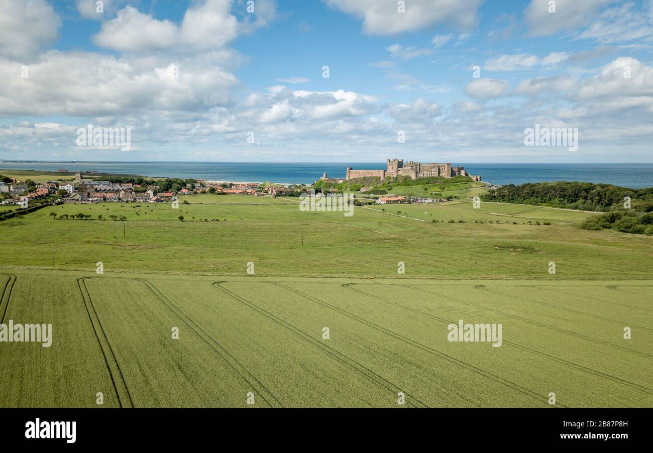 Village et château de Bamburgh, Angleterre. Vue sur le monument de Northumberland sur la côte entre la campagne anglaise et la mer du Nord. Banque D'Images