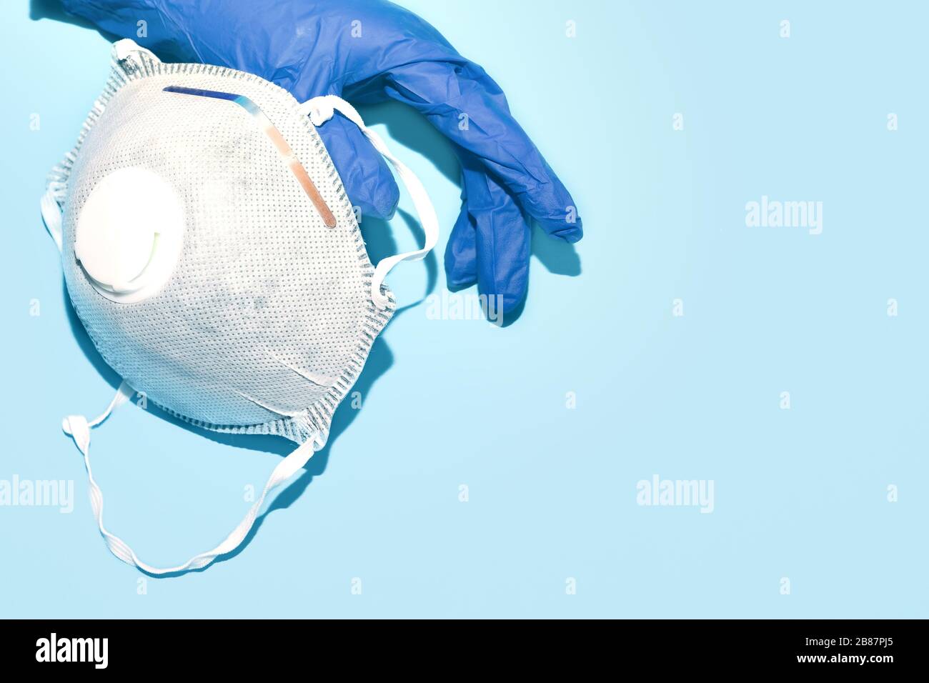 Nouvelle maladie du coronavirus 2019-nCoV main avec gants médicaux et masque respiratoire Banque D'Images
