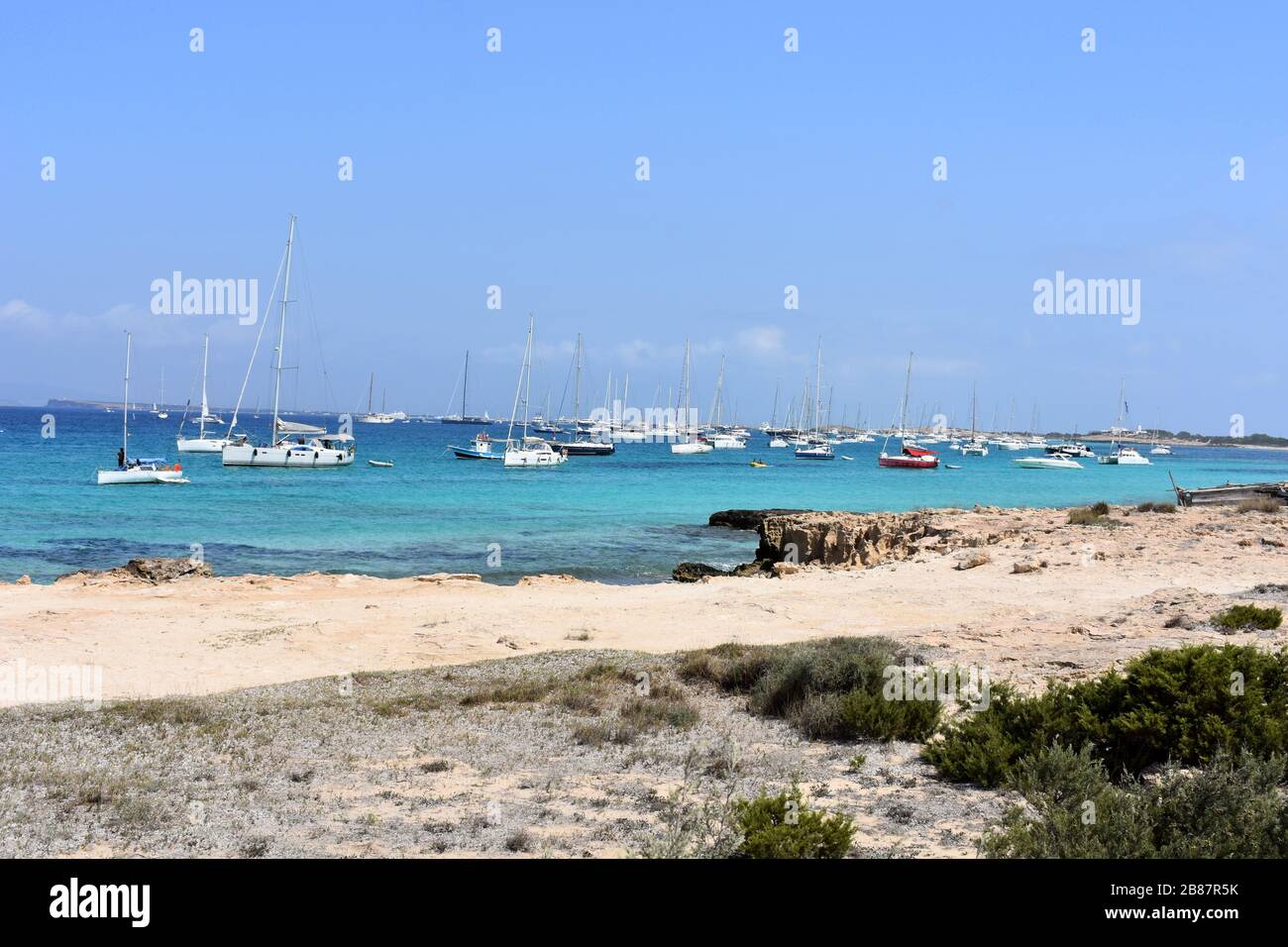 Bateaux ancrés à la Savina, Formentera, Espagne Banque D'Images