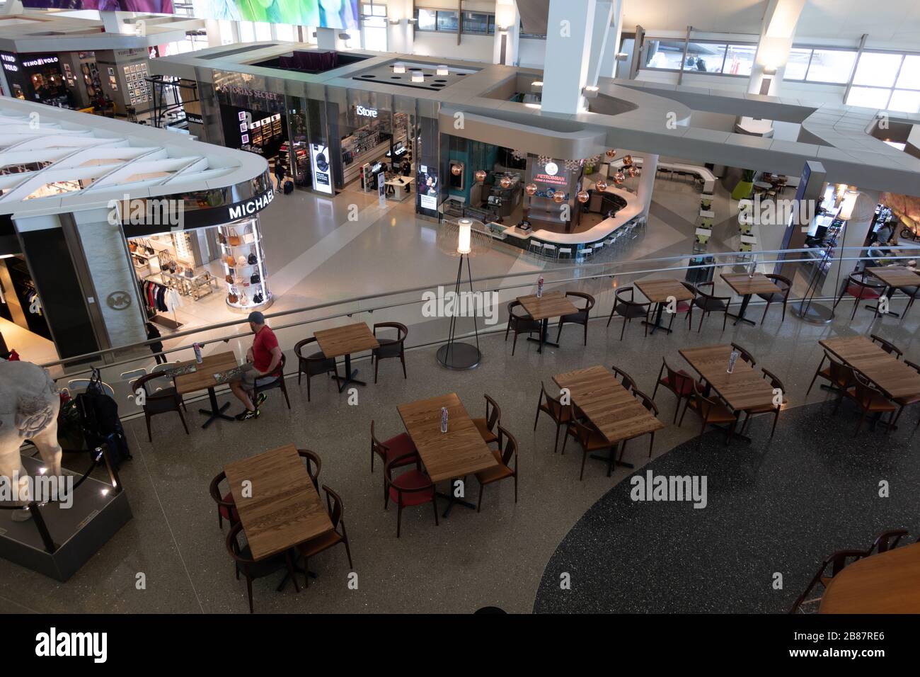 À l'intérieur d'un terminal international vide Tom Bradley à l'aéroport de Los Angeles LAX pendant la crise pandémique COVID-19 Californie États-Unis Banque D'Images
