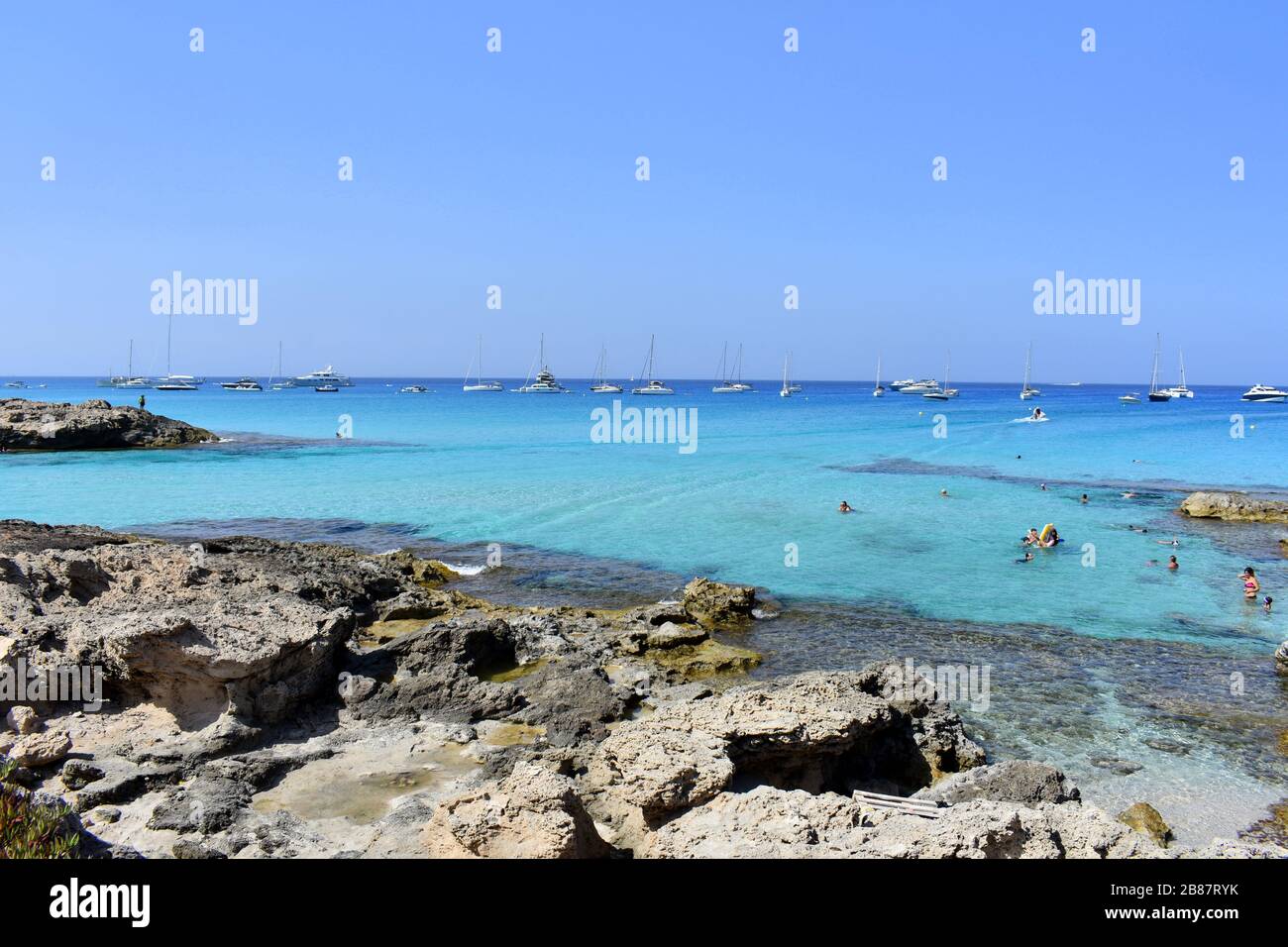 Bateaux à ancre dans les eaux turquoise au large d'es Calo, Formetera, Espagne Banque D'Images