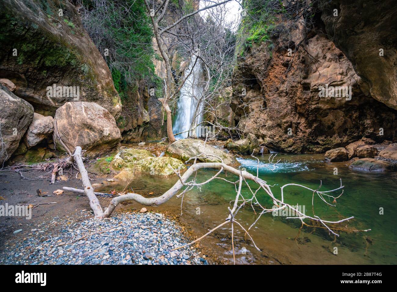 Chute d'eau dans la gorge d'Oreino près de la célèbre plage d'Agia Fotia, Ierapetra, Crète, Grèce. Banque D'Images