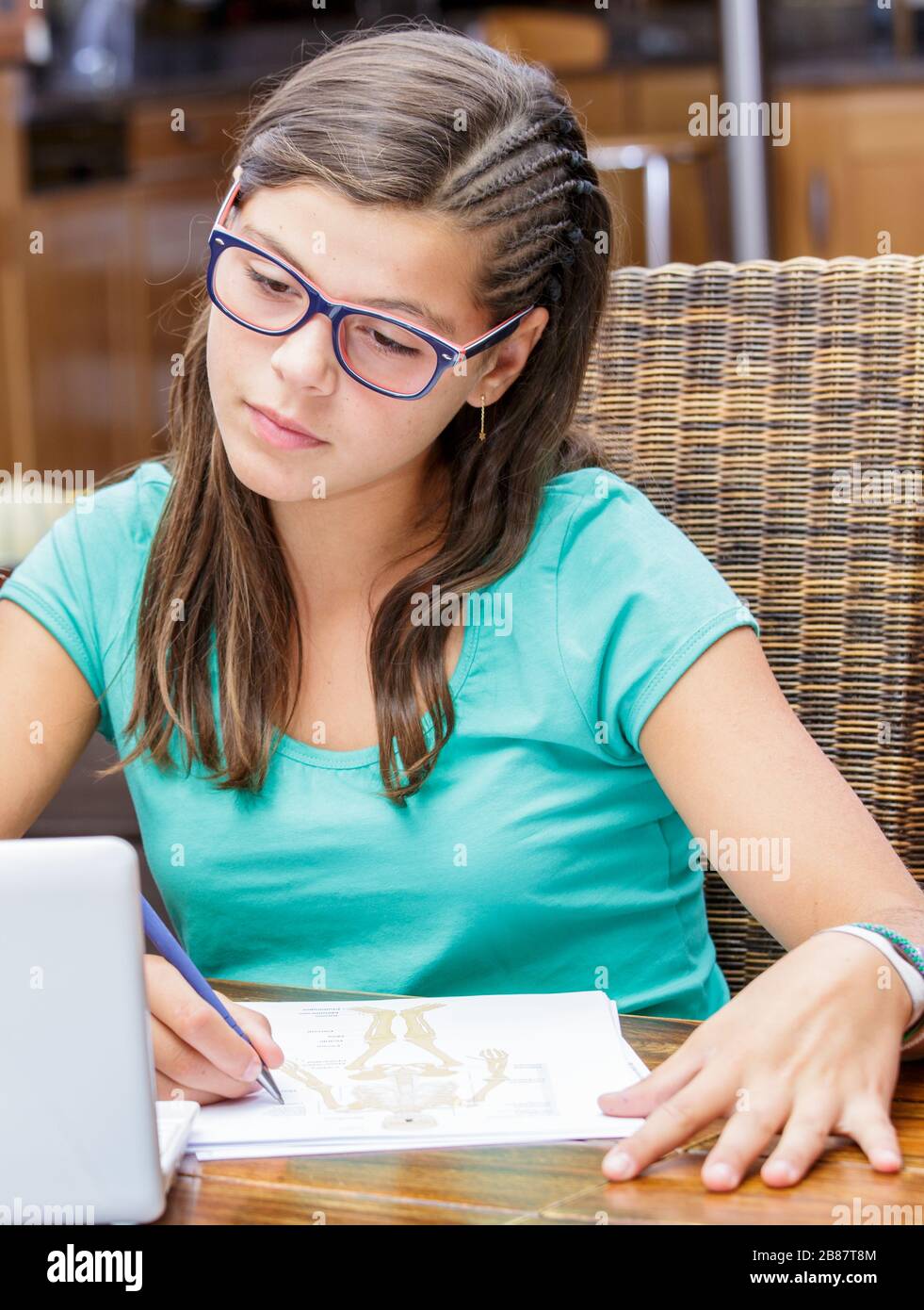 joli étudiant faisant des devoirs à la maison sur le corps humain avec un ordinateur Banque D'Images