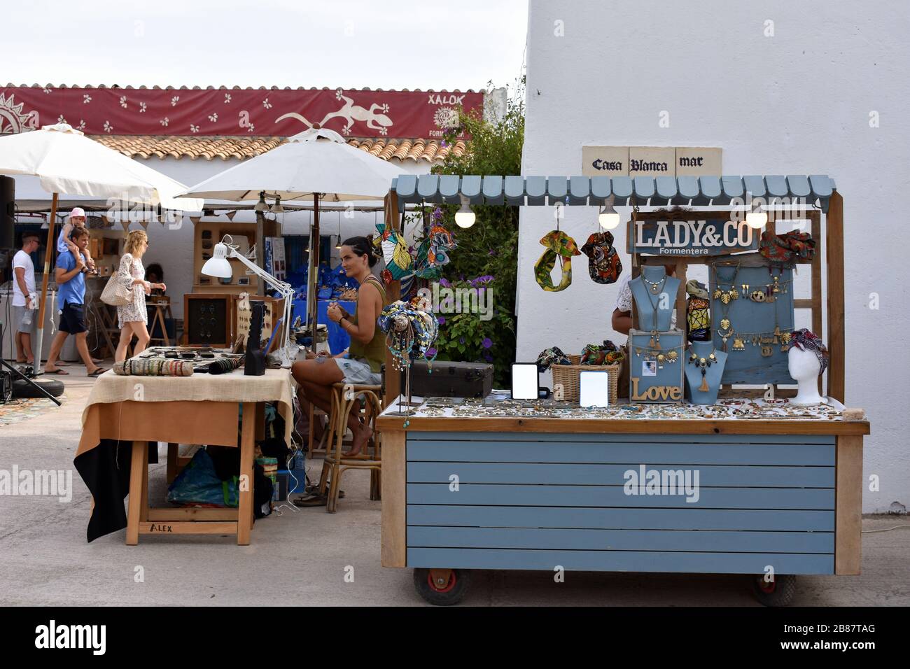 Étals de marché au marché hippie populaire, El Pilar de la Mola, Formentera, Espagne Banque D'Images