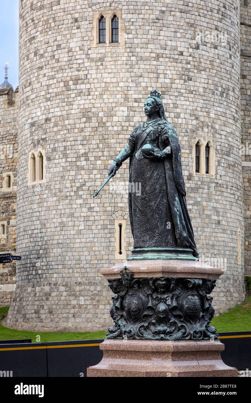 Statue de bronze de la reine Victoria - érigée en 1887, adjacente au château de Windsor, Windsor, Berkshire, Angleterre, Royaume-Uni Banque D'Images