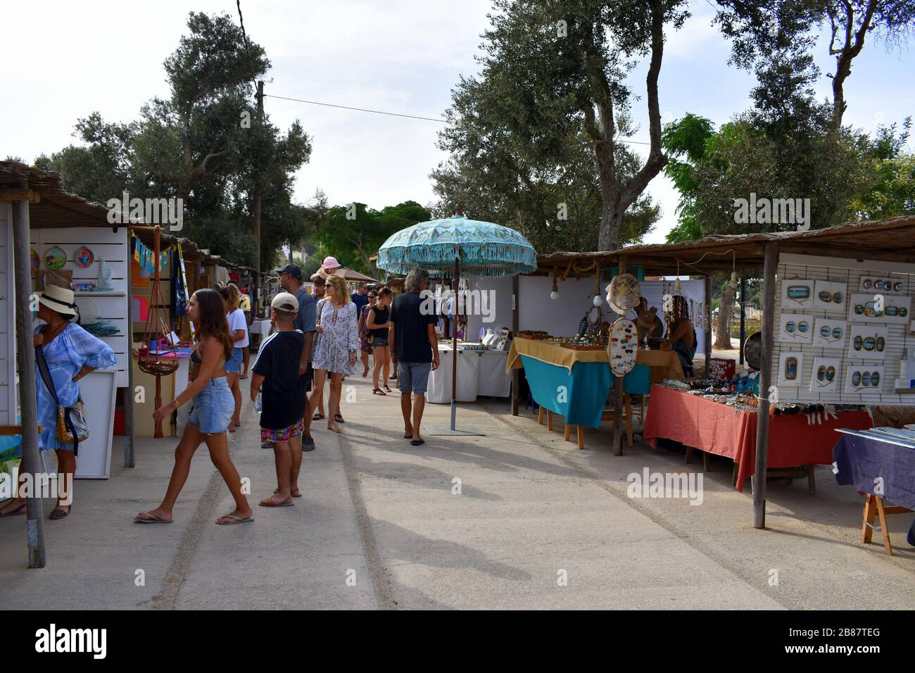Étals de marché au marché hippie populaire, El Pilar de la Mola, Formentera, Espagne Banque D'Images